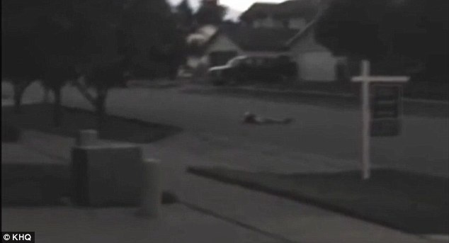 Απίστευτο βίντεο: Η στιγμή που κεραυνός χτυπάει τη μητέρα της