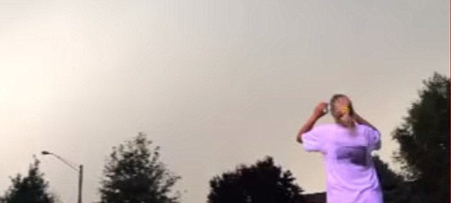 Απίστευτο βίντεο: Η στιγμή που κεραυνός χτυπάει τη μητέρα της