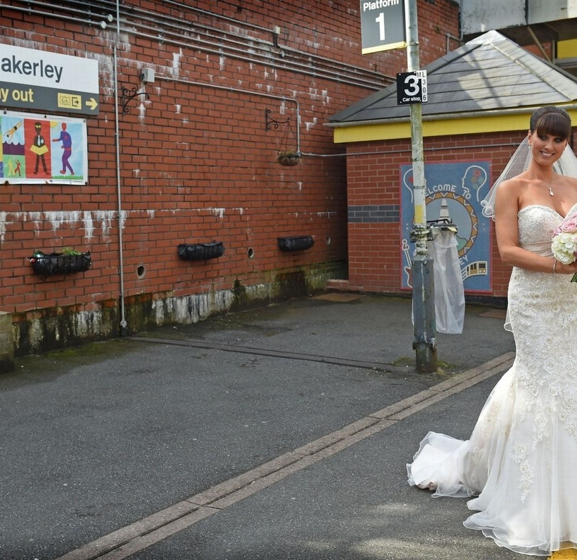Πήγε στο γάμο της με... τρένο! (pics+video)