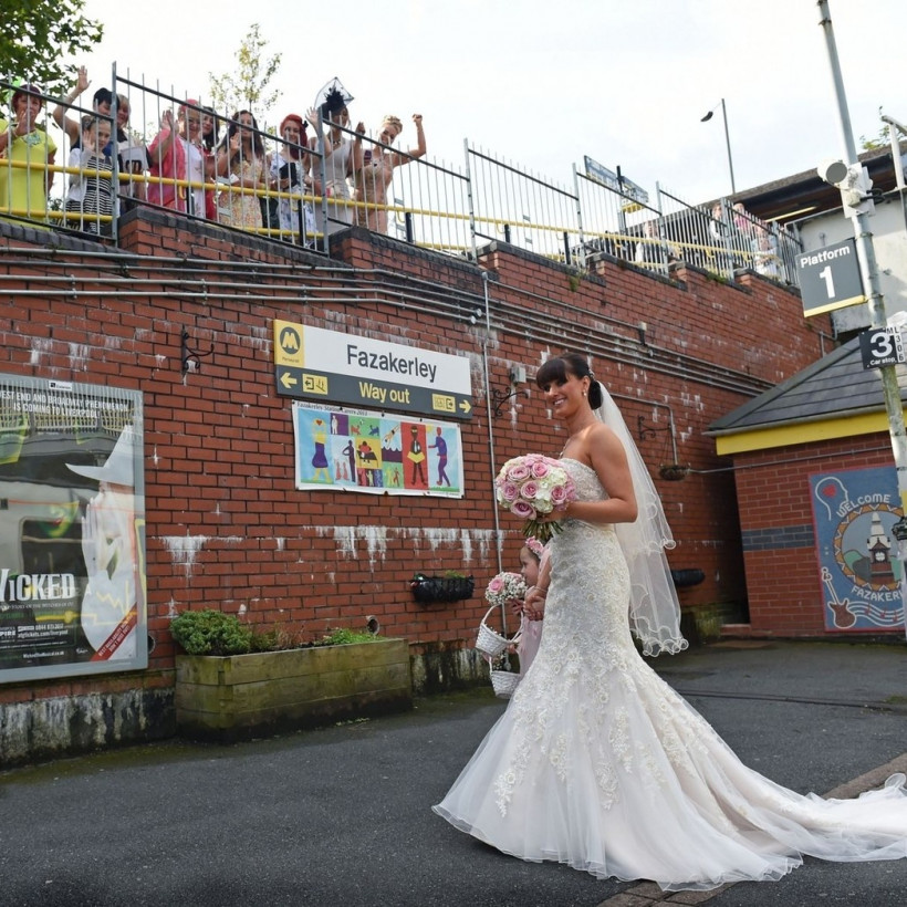 Πήγε στο γάμο της με... τρένο! (pics+video)