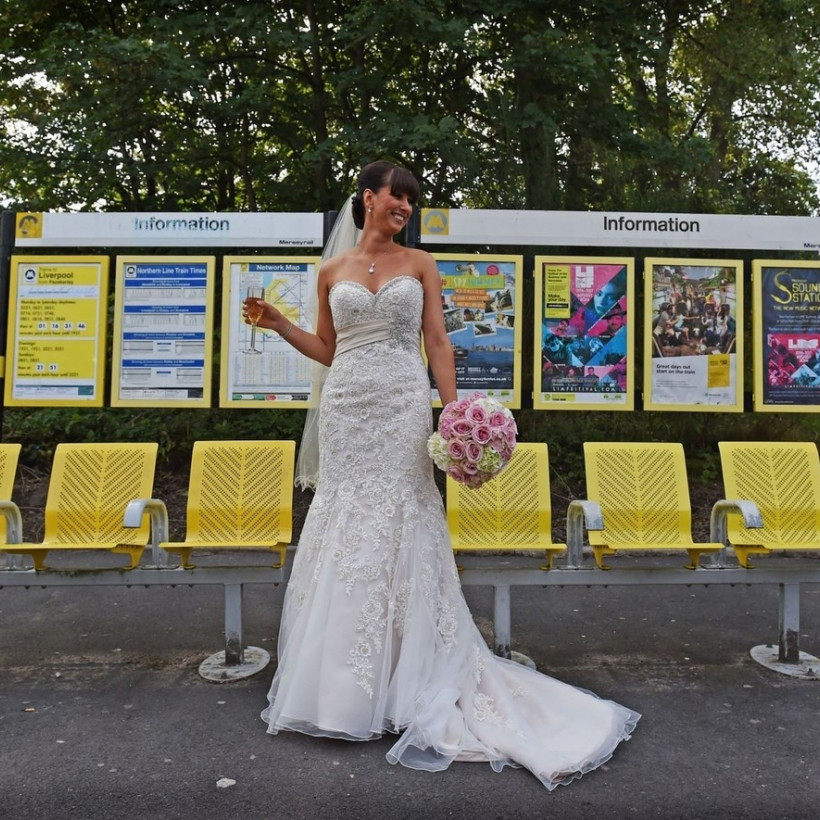 Πήγε στο γάμο της με... τρένο! (pics+video)