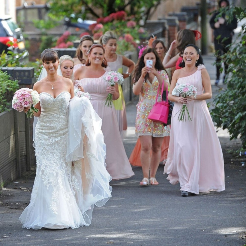 Πήγε στο γάμο της με... τρένο! (pics+video)