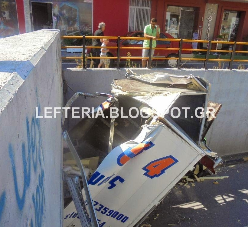 Κατερίνη: Τροχαίο στο τούνελ του σταθμού (pics)