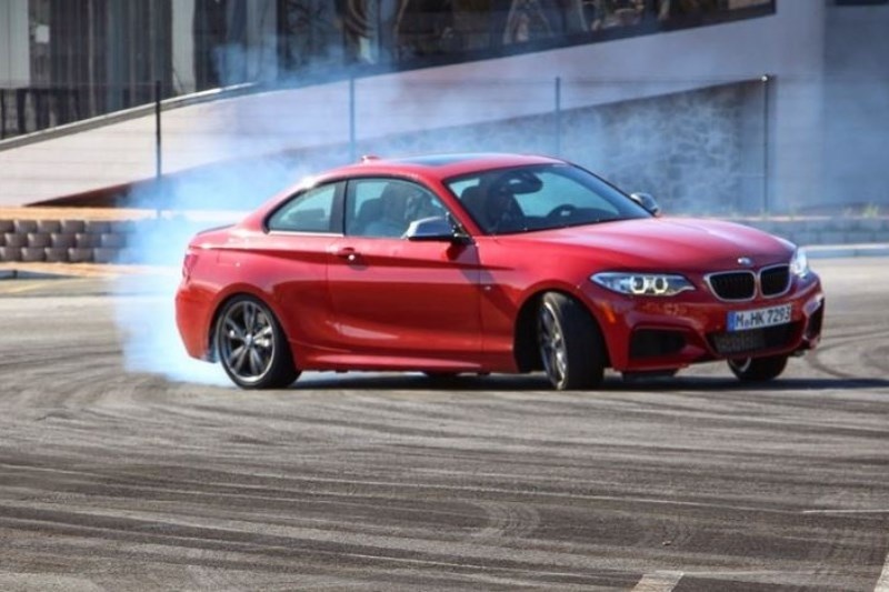 BMW M235i: To video των εκατομμυρίων χτυπημάτων