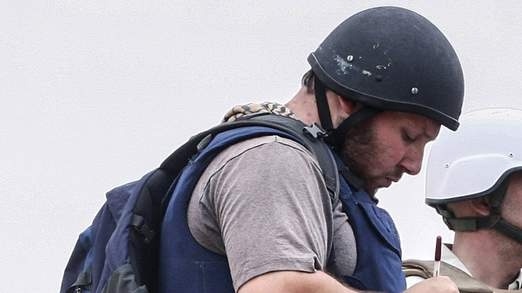 Συγκλονισμένοι οι γονείς του νεκρού δημοσιογράφου (βίντεο)