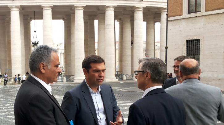 Σε εξέλιξη η συνάντηση Τσίπρα-Πάπα στο Βατικανό (pics)