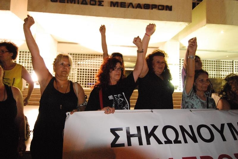Ολονυχτία από τις καθαρίστριες του ΥΠΟΙΚ (pics&vid)