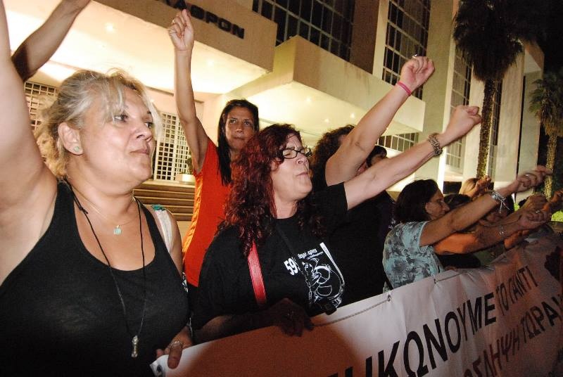 Ολονυχτία από τις καθαρίστριες του ΥΠΟΙΚ (pics&vid)