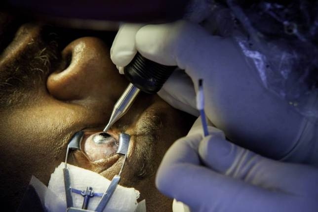 Έκανε τατουάζ στο... βολβό του ματιού του (pics)