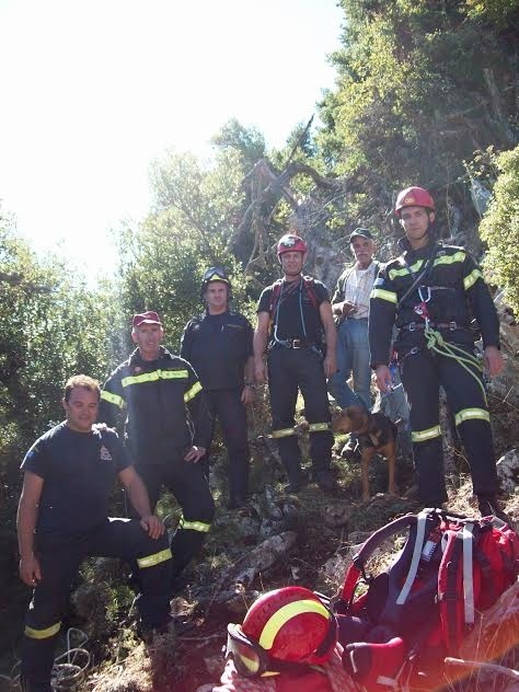 Λαμία: Επιχείρηση απεγκλωβισμού σκύλου που έπεσε σε χαράδρα (pics)