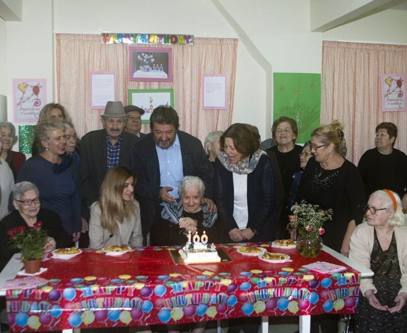 Πάρτι έκπληξη για την 100αρα γιαγιά από τη Νεάπολη  (pics)