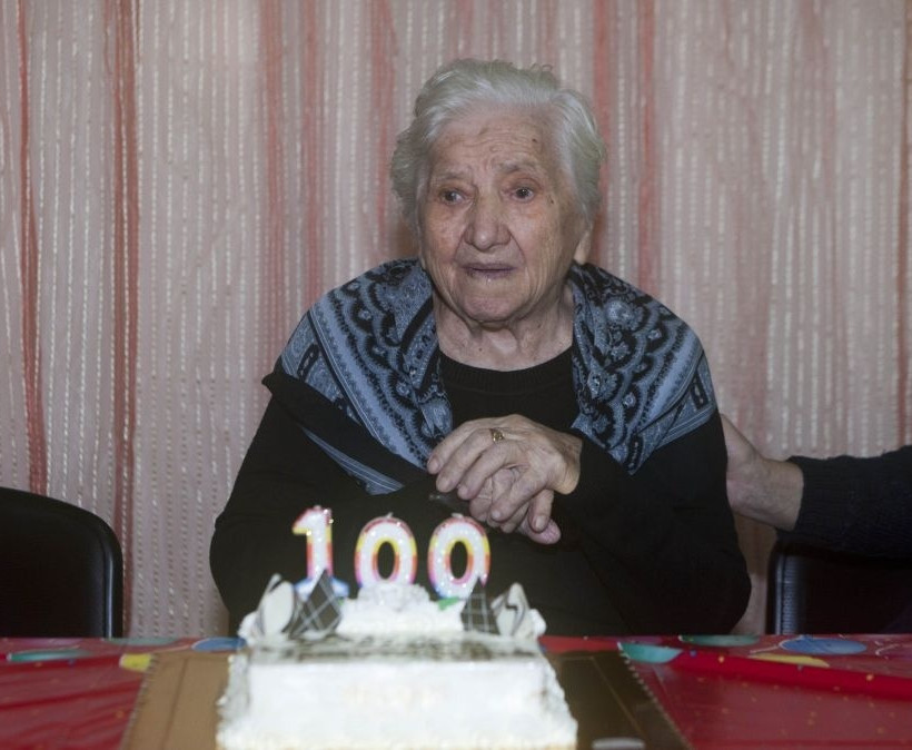 Πάρτι έκπληξη για την 100αρα γιαγιά από τη Νεάπολη  (pics)