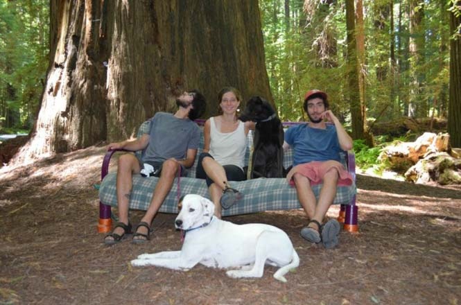 Παρέα βρήκε έναν απίστευτο τρόπο να περάσει το καλοκαίρι στον καναπέ (pics)