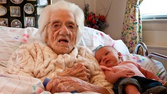 Έξι γενιές από κόρες στην ίδια φωτογραφία (pics)