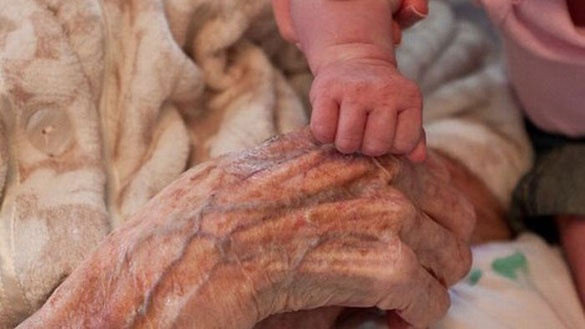 Έξι γενιές από κόρες στην ίδια φωτογραφία (pics)