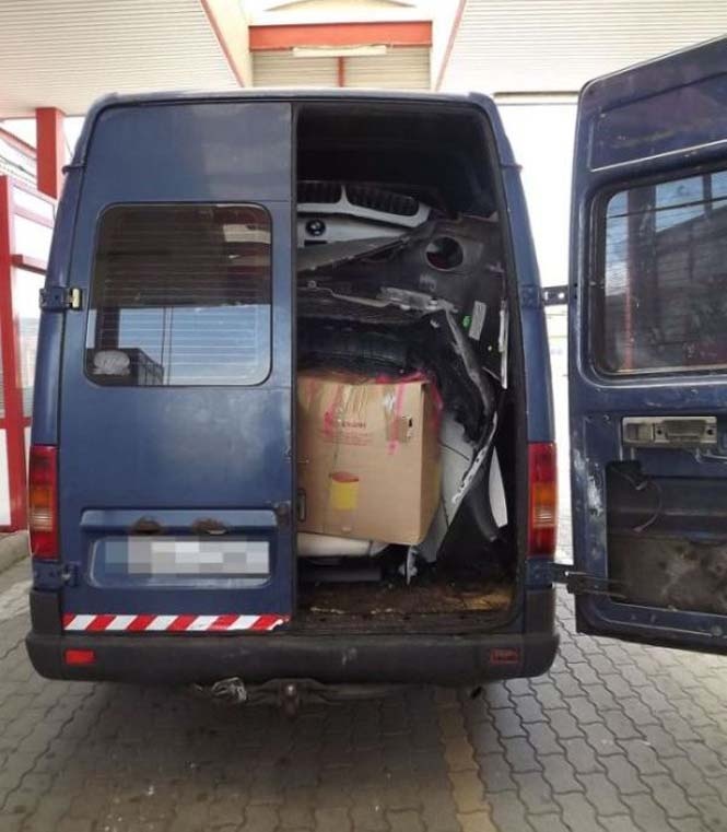 Πώς μπορείς να χωρέσεις ένα τζιπ μέσα σε ένα φορτηγάκι; (pics)