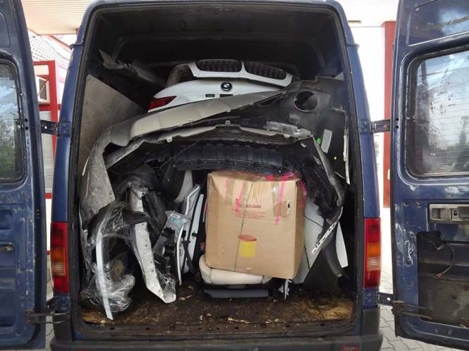 Πώς μπορείς να χωρέσεις ένα τζιπ μέσα σε ένα φορτηγάκι; (pics)