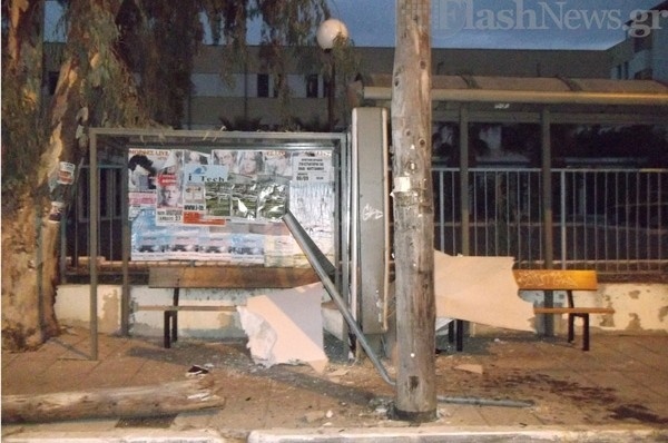 Χανιά: Τρελή πορεία για Ι.Χ - Το σταμάτησε η... στάση (pics)