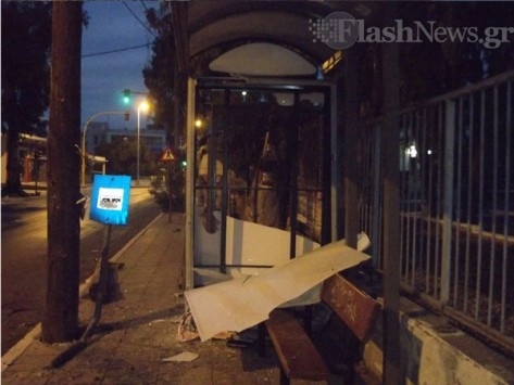 Χανιά: Τρελή πορεία για Ι.Χ - Το σταμάτησε η... στάση (pics)