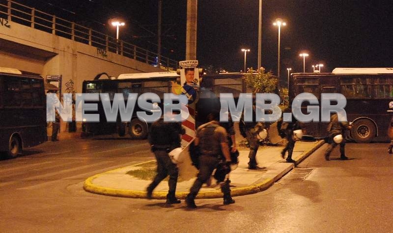 Σε εξέλιξη η πορεία οπαδών του Ολυμπιακού – Αποκλεισμένοι οι δρόμοι στον Πειραιά (pics)