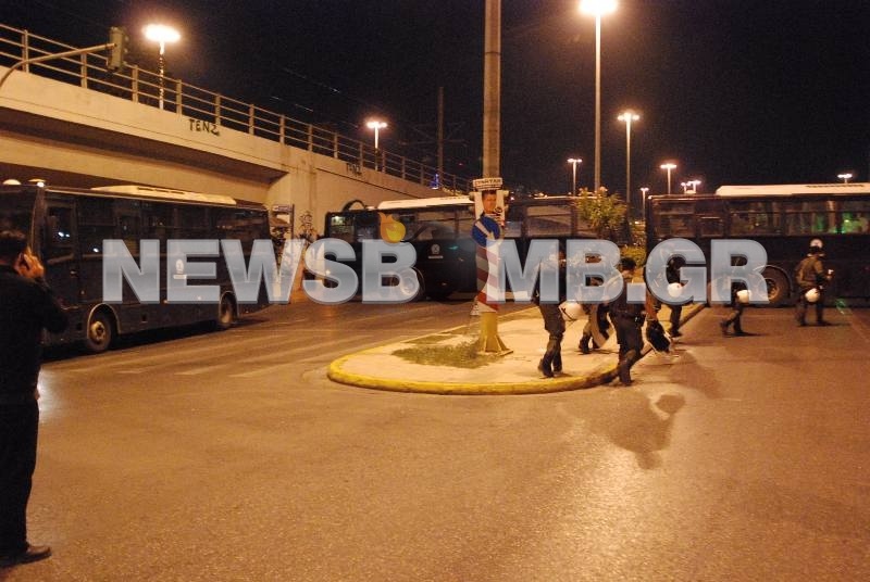 Σε εξέλιξη η πορεία οπαδών του Ολυμπιακού – Αποκλεισμένοι οι δρόμοι στον Πειραιά (pics)