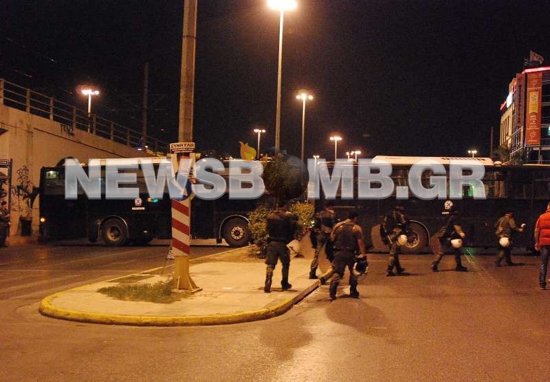 Σε εξέλιξη η πορεία οπαδών του Ολυμπιακού – Αποκλεισμένοι οι δρόμοι στον Πειραιά (pics)