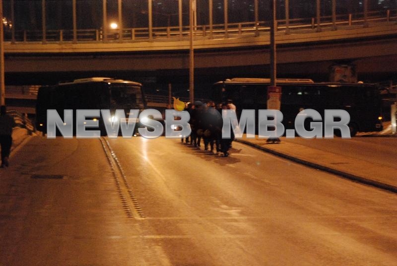 Σε εξέλιξη η πορεία οπαδών του Ολυμπιακού – Αποκλεισμένοι οι δρόμοι στον Πειραιά (pics)