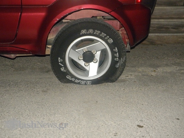 Κρήτη: Άνδρας εκτός ελέγχου έσκιζε τα λάστιχα αυτοκινήτων (Pics)