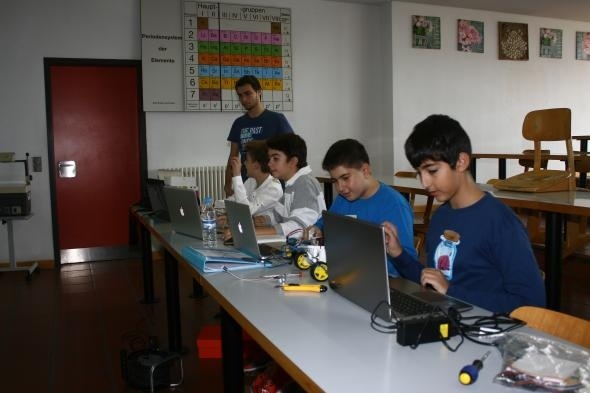 Απίστευτο: Μαθητές έφτιαξαν ρομπότ-αυτοκινητάκια με 50 ευρώ