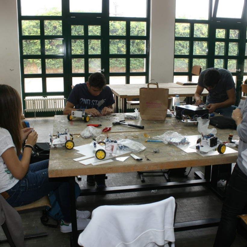 Απίστευτο: Μαθητές έφτιαξαν ρομπότ-αυτοκινητάκια με 50 ευρώ