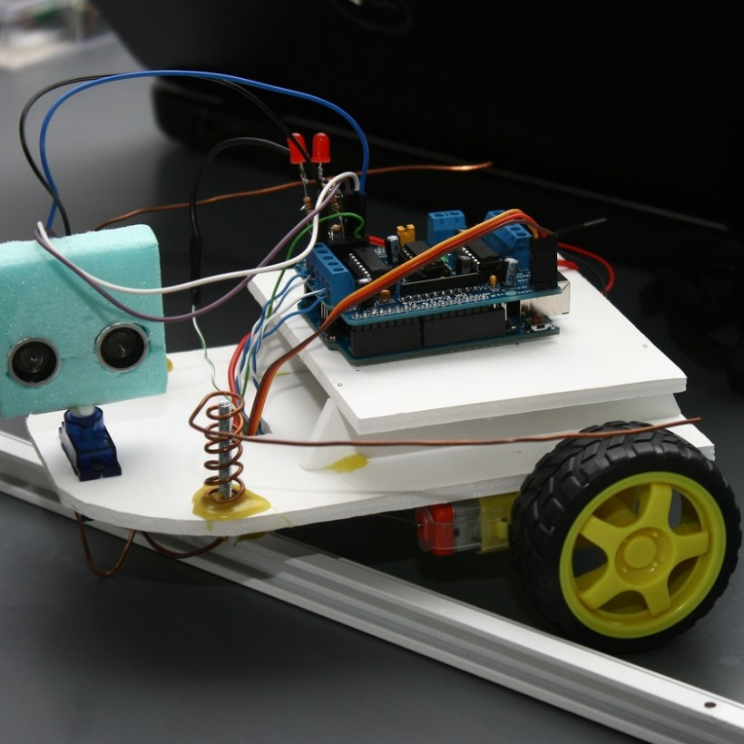 Απίστευτο: Μαθητές έφτιαξαν ρομπότ-αυτοκινητάκια με 50 ευρώ