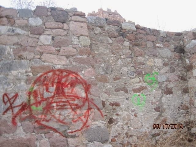 Λέσβος: Συνεχίζονται οι βανδαλισμοί-«ζωγραφιές» στο Κάστρο Μυτιλήνης