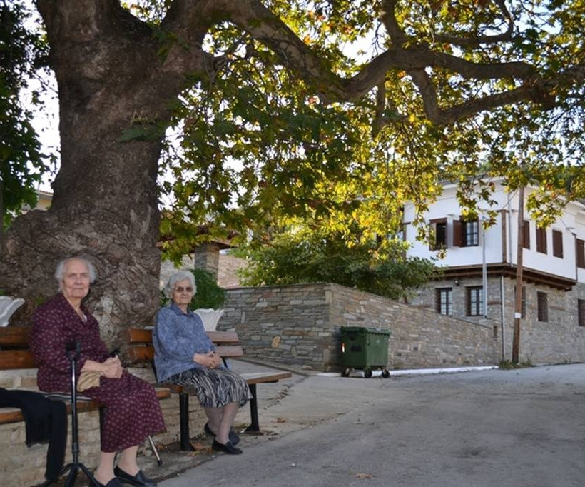 Στην πλατεία του χωριού 