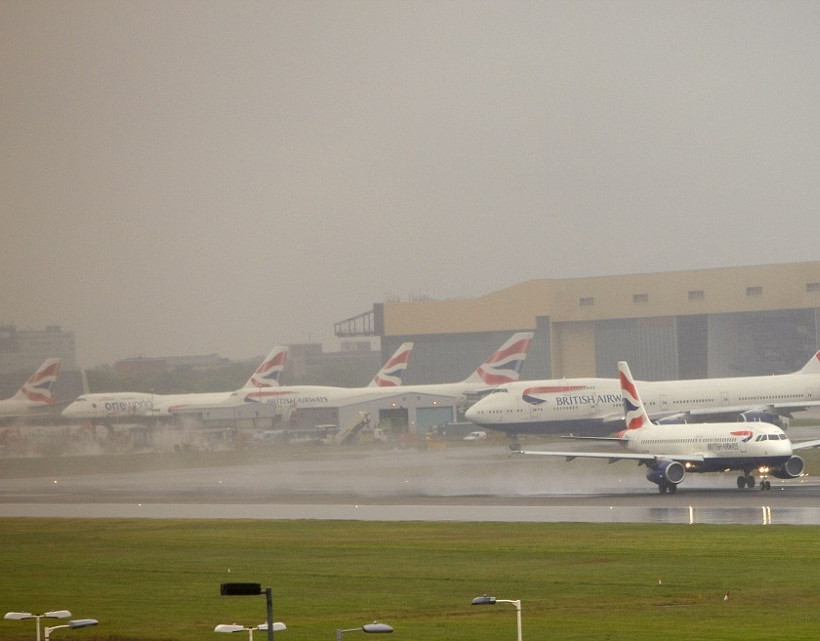 Βρετανία: Στο έλεος του τυφώνα Γκονζάλο (pics)