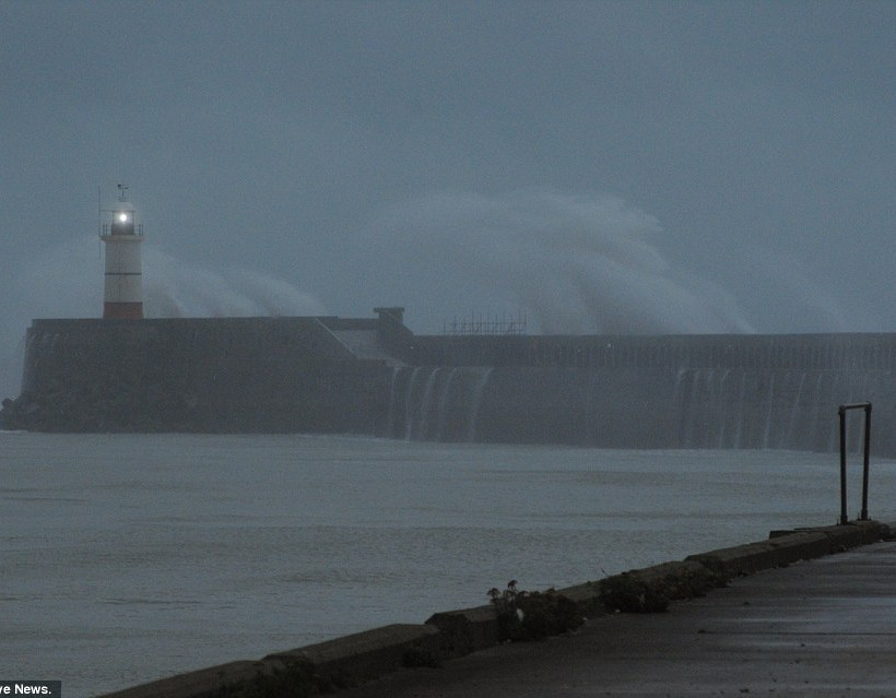Βρετανία: Στο έλεος του τυφώνα Γκονζάλο (pics)