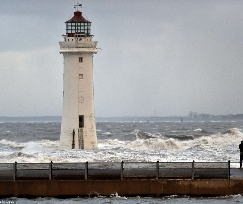 Βρετανία: Στο έλεος του τυφώνα Γκονζάλο (pics)