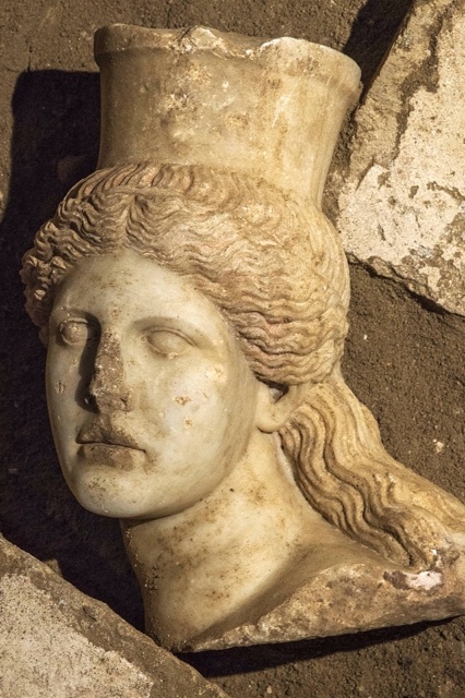 Αμφίπολη: Βρέθηκε το κεφάλι Σφίγγας και θραύσματα φτερών (pics)