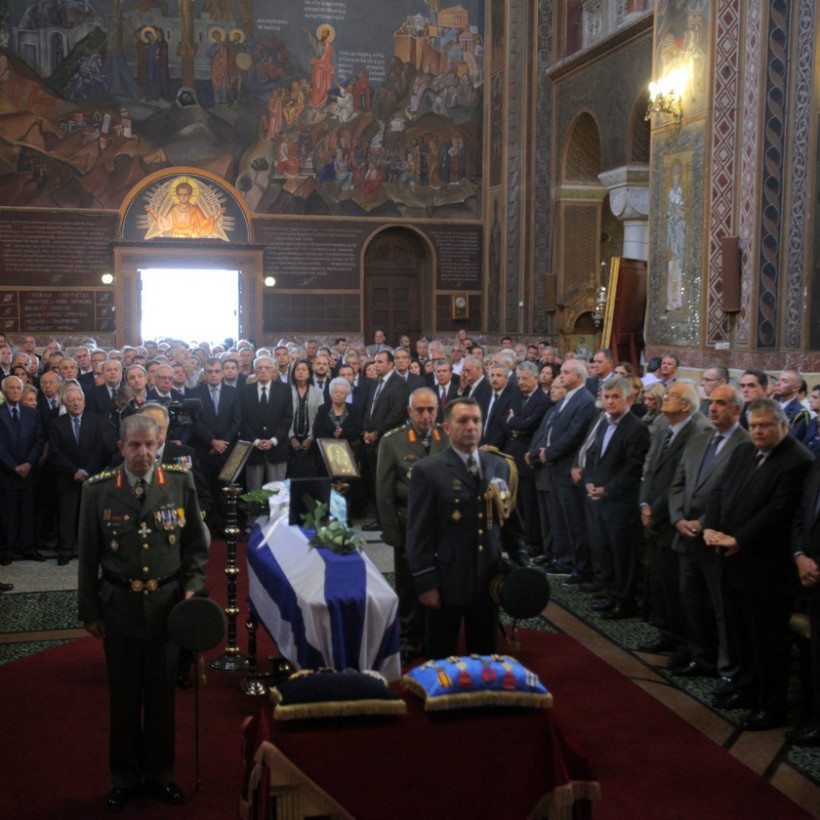 Πλήθος κόσμου στην κηδεία του Γιάννη Χαραλαμπόπουλου (pics)