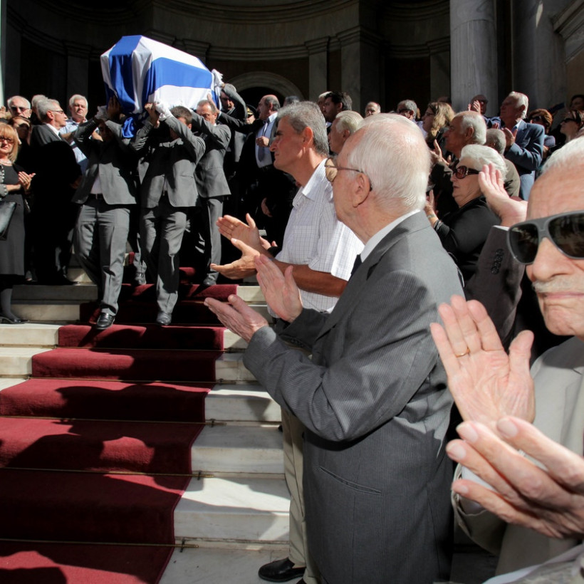 Πλήθος κόσμου στην κηδεία του Γιάννη Χαραλαμπόπουλου (pics)