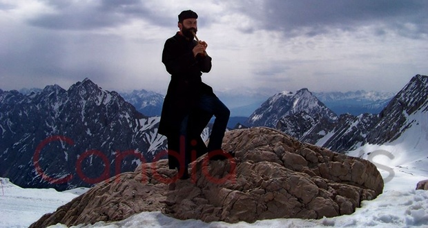 Κρήτη: Το πρωί παπάς, το βράδυ... τραγουδιστής! (pics+vid)