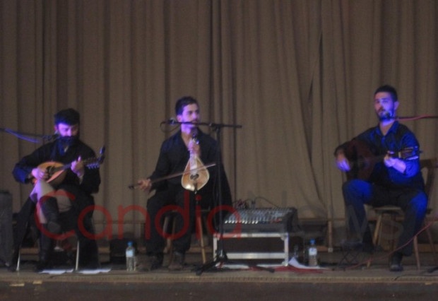 Κρήτη: Το πρωί παπάς, το βράδυ... τραγουδιστής! (pics+vid)