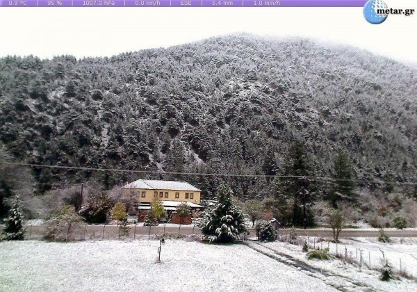 Το… έστρωσε στα ορεινά της Ηπείρου – Φωτογραφίες από τα πρώτα χιόνια