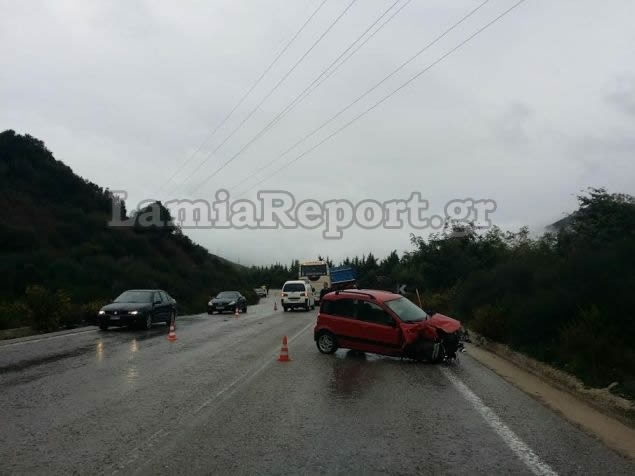 Απανωτά τροχαία με την πρώτη βροχή στο δρόμο Λαμίας - Δομοκού (pics)