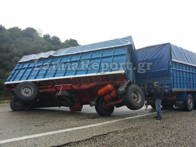 Απανωτά τροχαία με την πρώτη βροχή στο δρόμο Λαμίας - Δομοκού (pics)