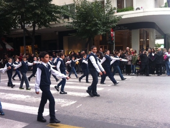 Ξεκίνησε η μαθητική παρέλαση στη Θεσσαλονίκη (pics-vid)