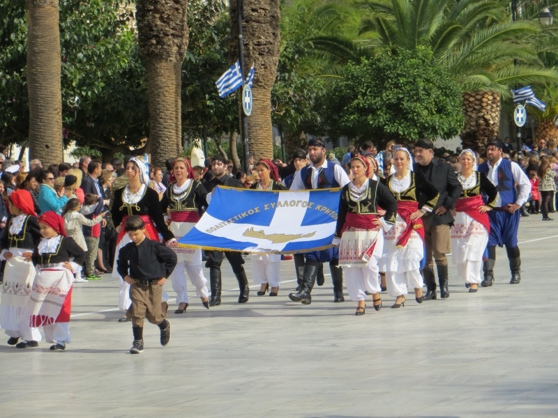 Κυκλάδες: Τίμησαν την επέτειο του «ΟΧΙ» οι Κρητικοί της Σύρου