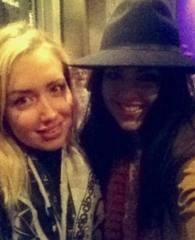 Τράβηξαν selfie και είδαν από πίσω τους μια... ανατριχιαστική μορφή