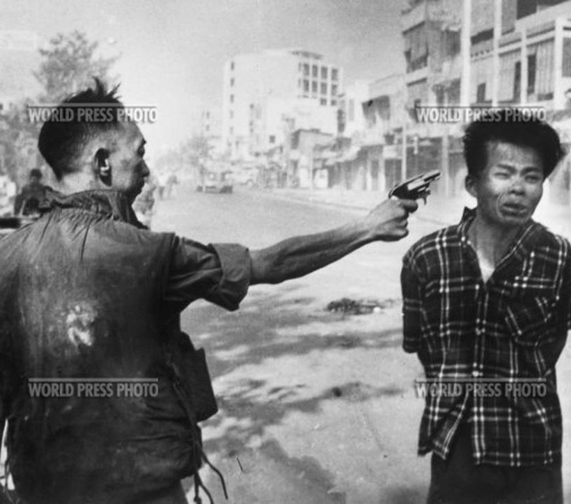 Στο νότιο Βιετνάμ, το 1968, ο αρχηγός των βιετναμέζικων κρατικών δυνάμεων Ngoc Loan τραβάει τη σκανδάλη και εκτελεί εξ επαφής τον άμαχο, όσο ο Eddie Adams απαθανατίζει τη στιγμή. Αργότερα, αποδεικνύεται πως ο άμαχος είναι ένας Vietcong που προ ολίγου είχε