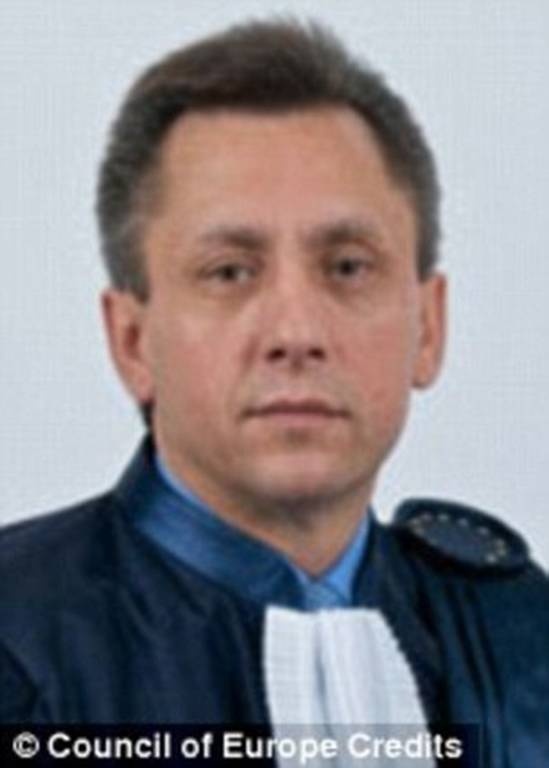 Σάλο προκαλεί η φωτογραφία της δικαστίνας με... μπικίνι 