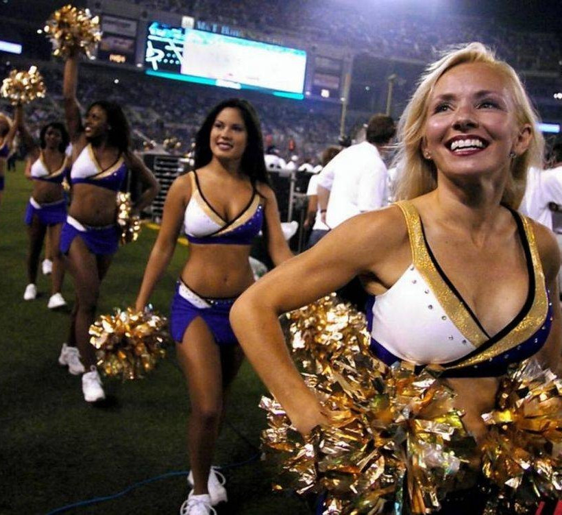 Διάσημη πρώην cheerleader βίασε τον φίλο του γιου της!